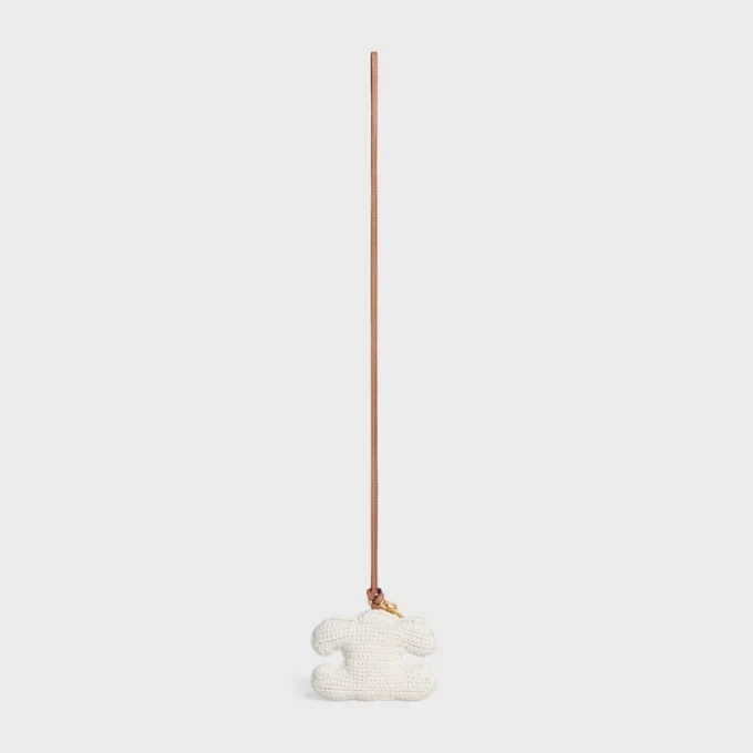 Triomphe Pom-Pom-Schlüsselanhänger aus gehäkelter Baumwolle mit Goldverzierung Triomphe Pom-Pom-Schlüsselanhänger aus gehäkelter Baumwolle mit Goldverzierung