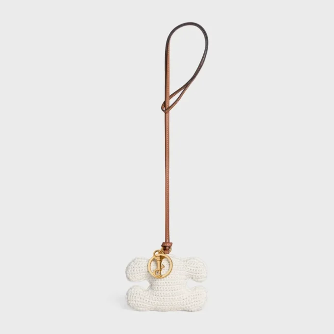 Triomphe Pom-Pom-Schlüsselanhänger aus gehäkelter Baumwolle mit Goldverzierung Triomphe Pom-Pom-Schlüsselanhänger aus gehäkelter Baumwolle mit Goldverzierung