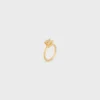Triomphe Solitaire Sparkle Ring aus Strass und Messing mit Goldfinish Triomphe Solitaire Sparkle Ring aus Strass und Messing mit Goldfinish
