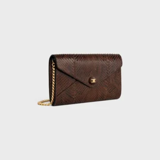Umschlagbrieftasche an Kette aus Pythonleder Umschlagbrieftasche an Kette aus Pythonleder