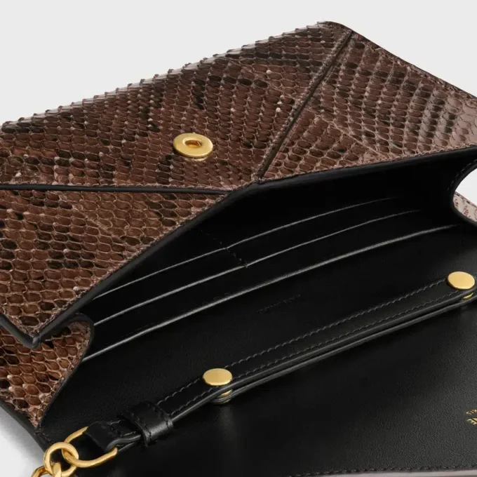 Umschlagbrieftasche an Kette aus Pythonleder Umschlagbrieftasche an Kette aus Pythonleder