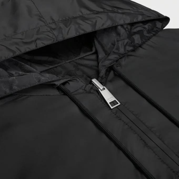 Windjacke aus leichtem Nylon Windjacke aus leichtem Nylon